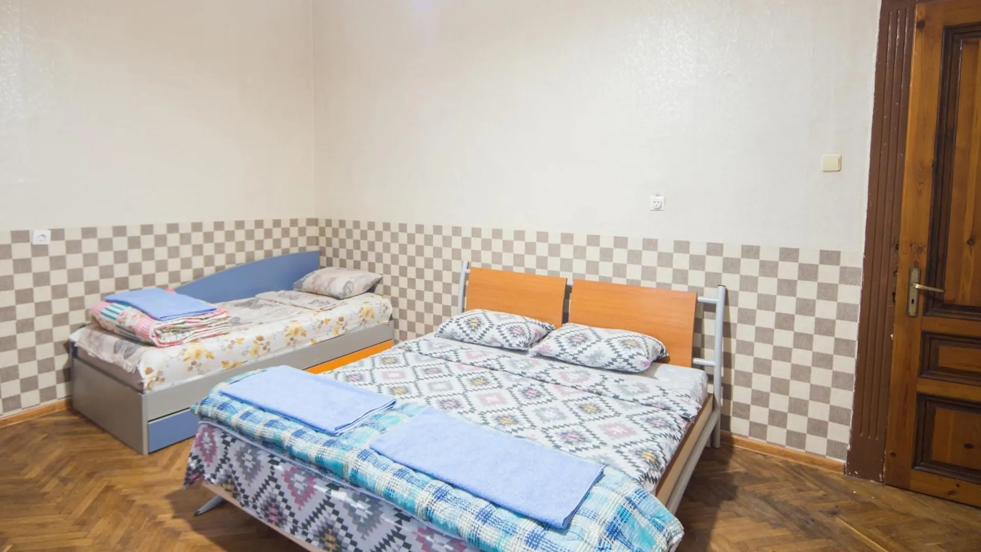 Appartement The Square - 2 Bedrooms Retro Flat With Great Location, 1St Fl Burgas Stad Bulgarije